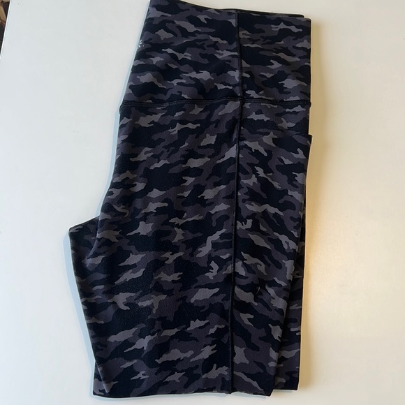 Athleta Pants - Athleta Stash Pocket Leggings 7/8 length